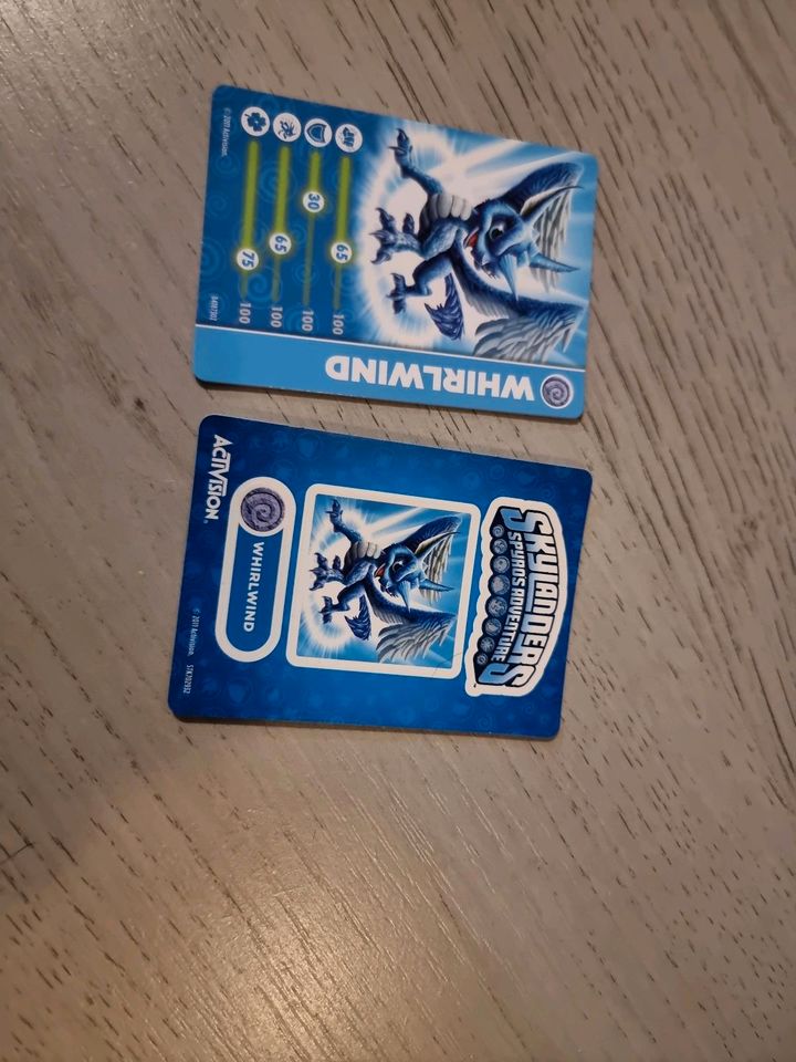 Verschiedene Skylander und Karten in Eich