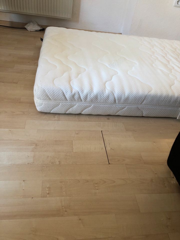 Bett, Einzelbett mit Matratze 100x200 in Solingen