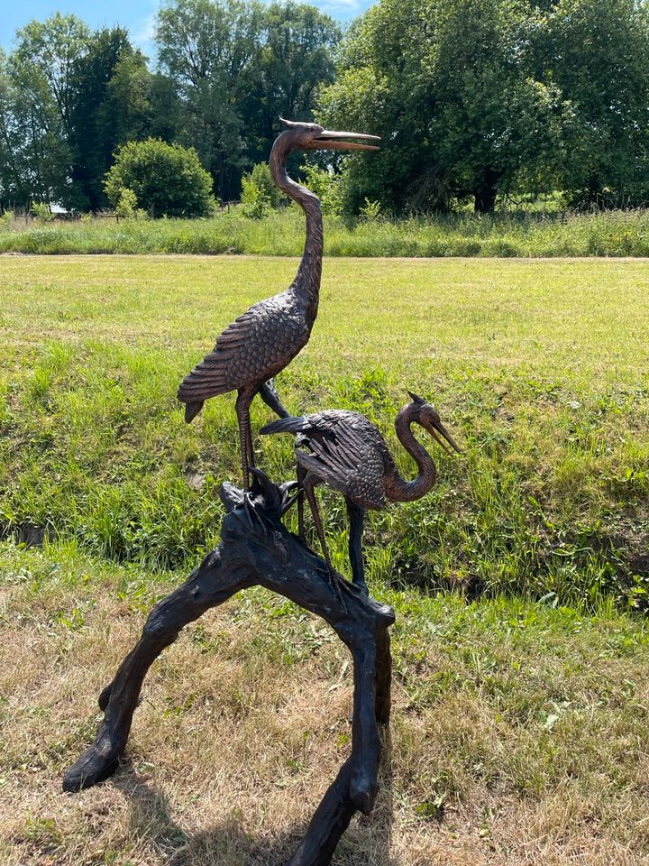 Kranich Duo auf Baumstamm aus Bronze lebensgroß Gartenfigur in Dortmund