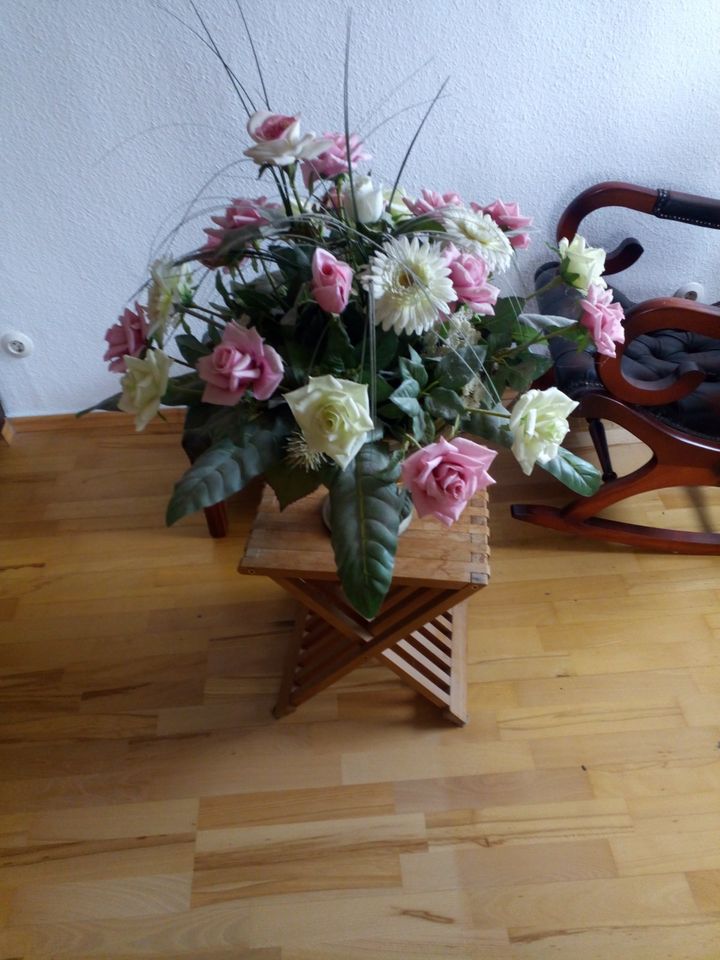 Vase mit Kunstblumen in Barsinghausen