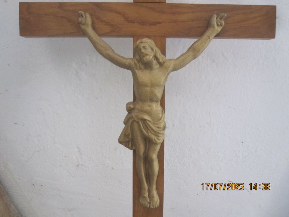 Holzkreuz/Kruzifix mit Jesusfigur in Mainburg