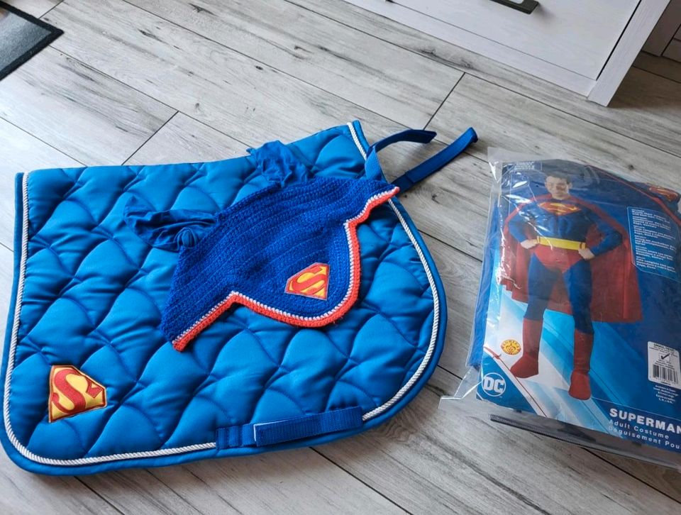 Superman Kostüm + Schabracke, Fliegenhaube in Bad Duerrenberg