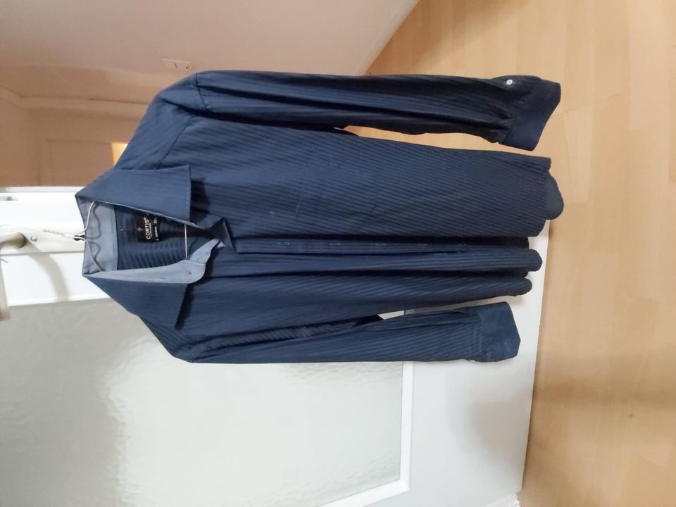 25 teilen Herren Jacken und Hemden Anzüge in Berlin