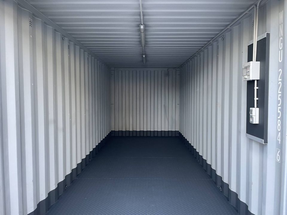 MIT STAHLFUSSBODEN + LICHT  20 Fuß ONE WAY NEU Lagercontainer mit STAHLFUSSBODEN und LICHT / Seecontainer / Materialcontainer RAL 5010 in Hamburg