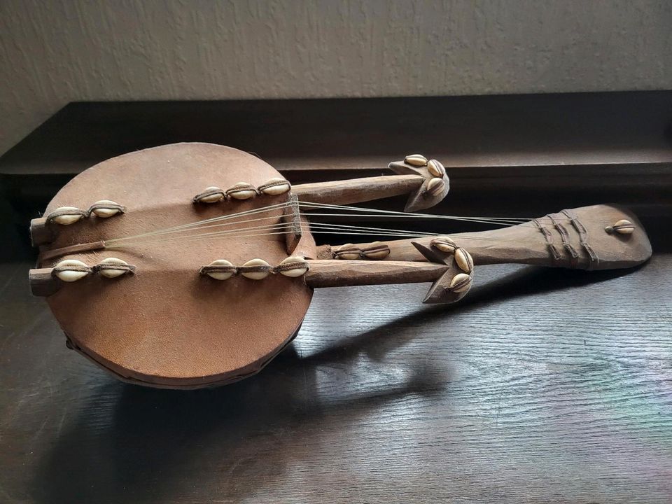 Deko Musikinstrument mit 6 Saiten, 65 cm lang, verziert mit Kauri in Meppen