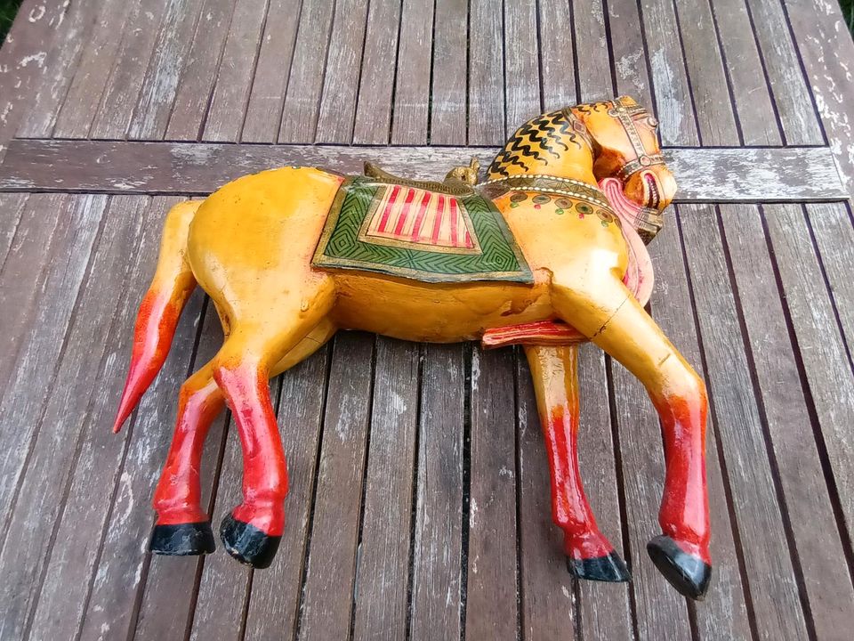 Farbenfrohes Pferd ohne Ohr aus Holz (indonesisch?) in Dreieich