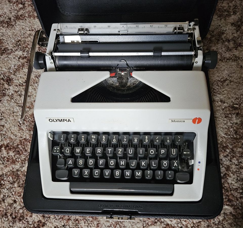 Schreibmaschine Olympia "Monica" 70er Jahre in Hepberg
