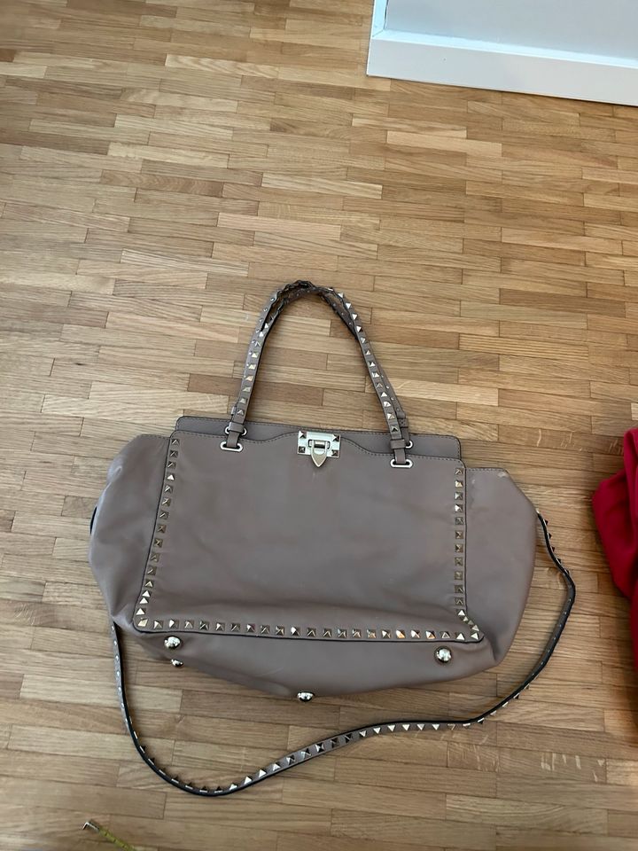 Valentino Rockstud Shopper Tasche taupe beige Nieten in Braunschweig