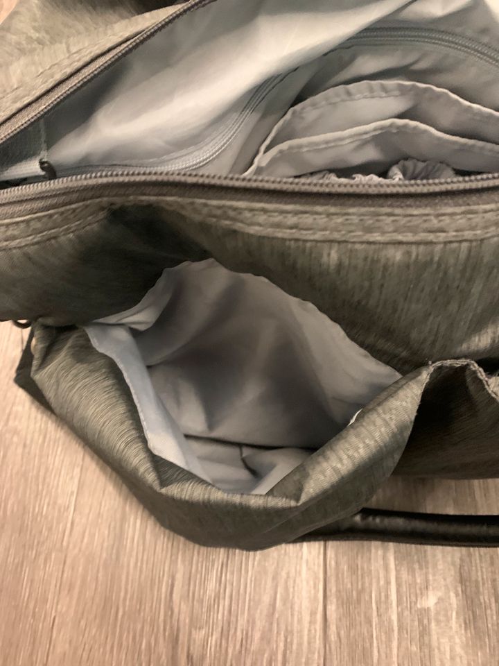 Wickeltasche von lässig kaum benutzt mit viel Zubehör in Hamm (Sieg)