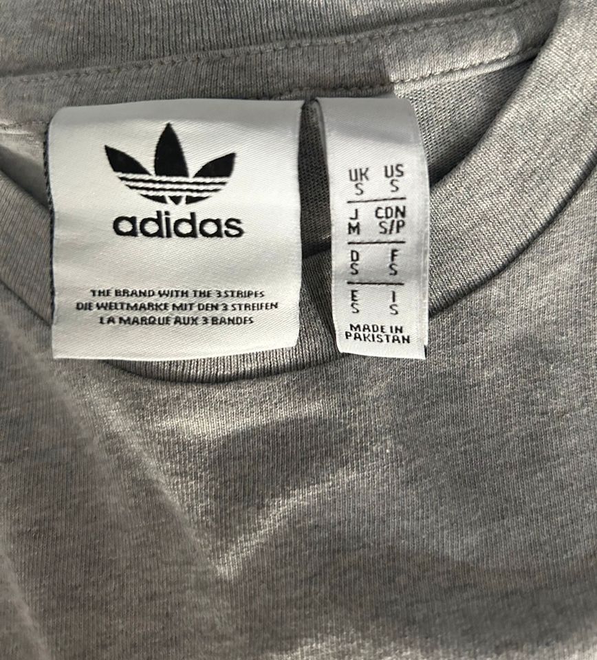 Adidas T-Shirts in verschiedenen Farben in Hopsten