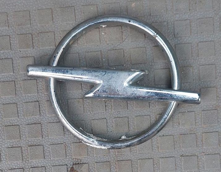 Opel Zeichen Symbol Emblem in Brüsewitz