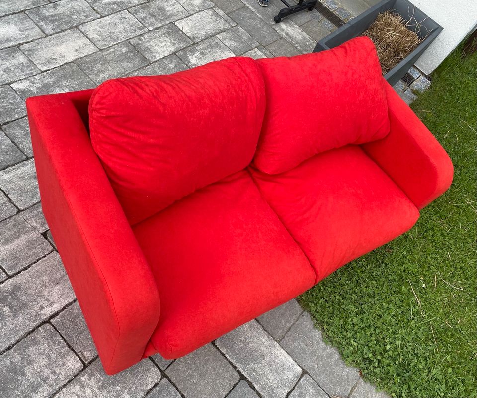 Süßes rotes Sofa in Osterzell
