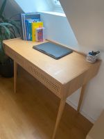 Schreibtisch mit 2 Schubladen aus Kiefernholz und Rattangeflecht Berlin - Grunewald Vorschau