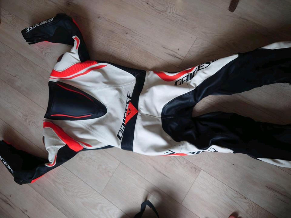 Dainese Laguna Seca 4 Lederkombi 1PC (schwarz / weiss / neonrot) in Lauchhammer