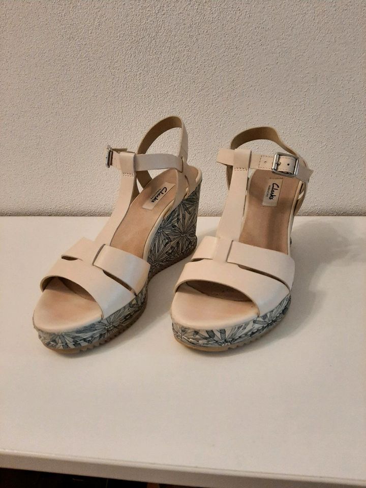 Sandalen Sandaletten Clarks 40 Keilabsatz in Crinitzberg