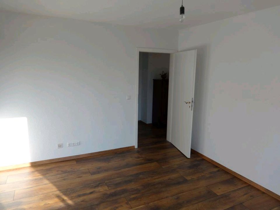 Vermiete gemütliche 3 R. Wohnung mit EBK. Balkon und PKW Stellpl. in Chemnitz