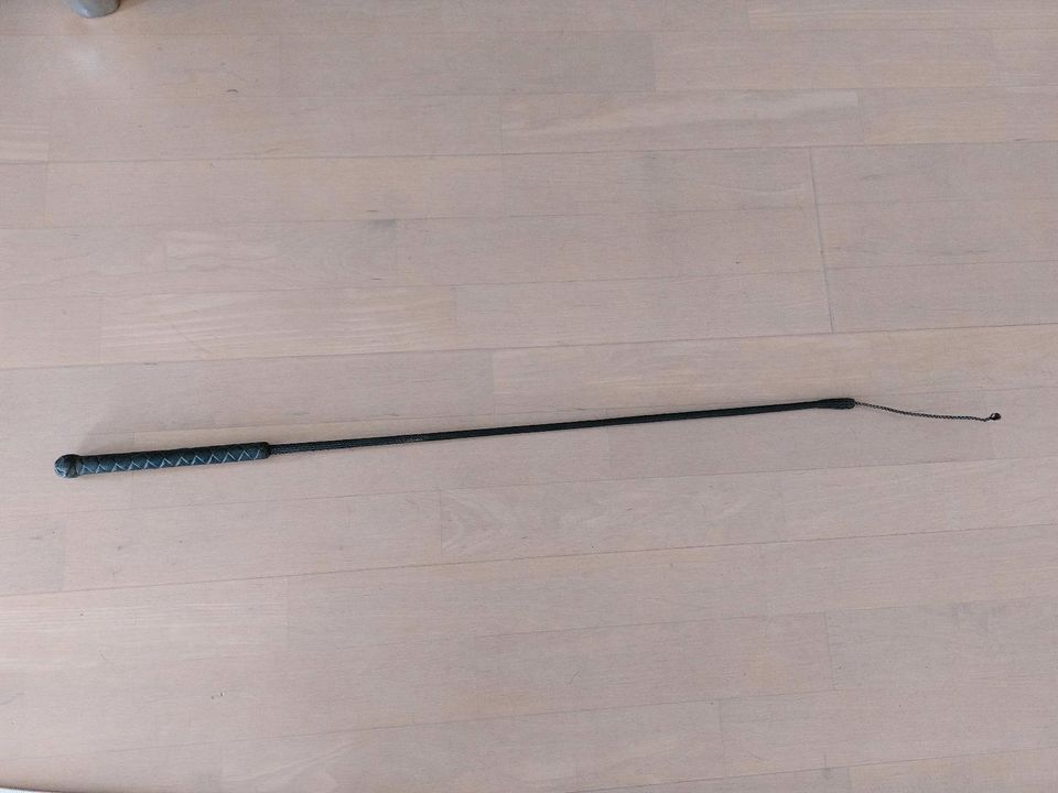 Reitgerte schwarz neuwertig 31 cm in Aitrach