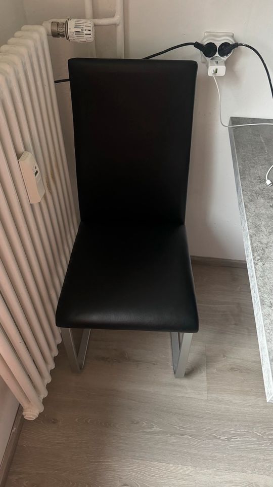 Zwei schwarze Stühle für die Küche in Weinheim