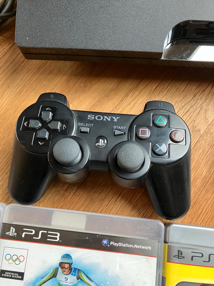 Playstation 3 mit einem Controller und 4 Spielen CECH-2504A in Hamburg