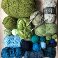 Wolle 1,2kg grün blau Wollpaket Wollreste Stricknadel 10 Niedersachsen - Lindhorst Vorschau