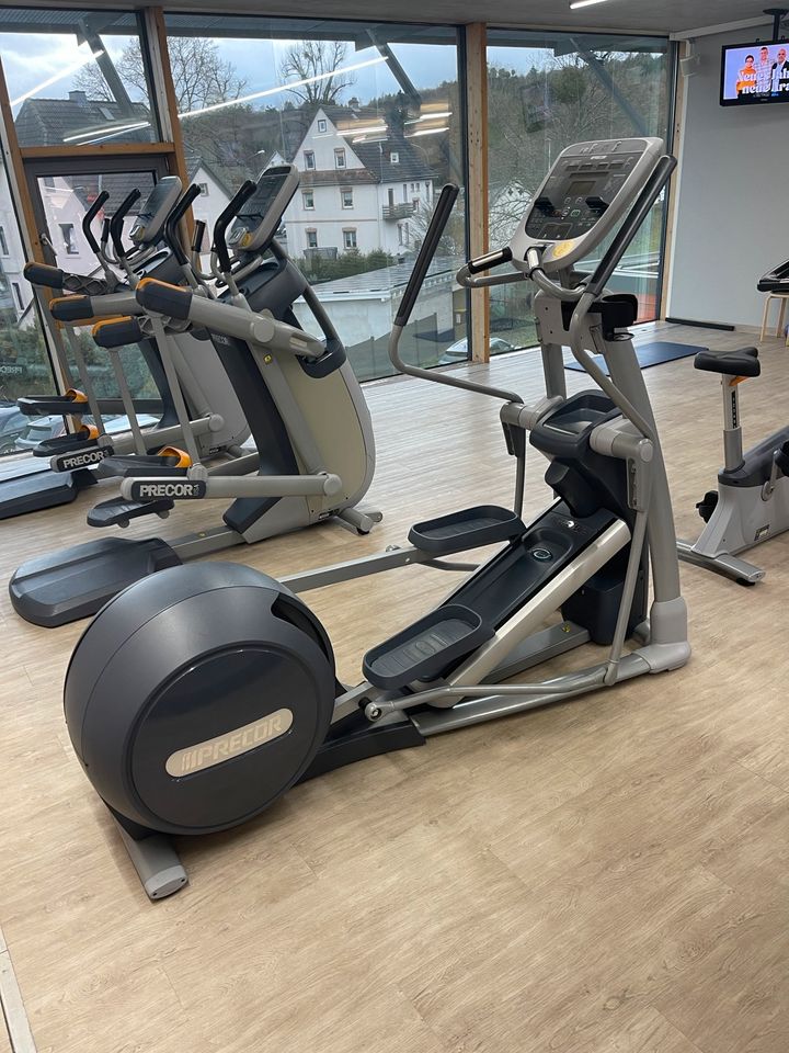 Top! Precor Crosstrainer EFX 885 P30 Konsole in Dillenburg