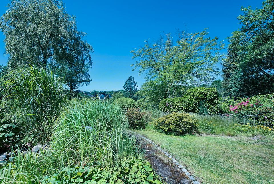 Einfamilienhaus in ruhiger Lage mit Schwimmhalle, modernisierter Heizungsanlage und Photovoltaik in Solingen