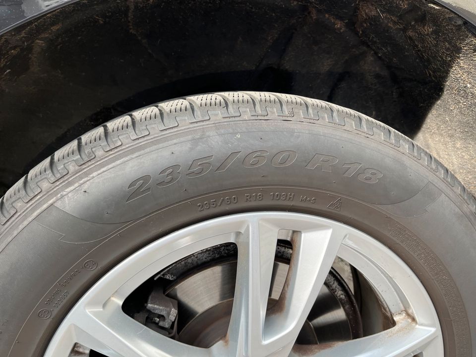 4 x Pirelli Reifen auf Volvo Alu Felge 235 / 60 R18 in Höchberg