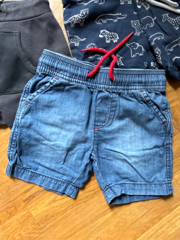 3 Shorts, kurze Hosen Gr. 86/92 in Köln