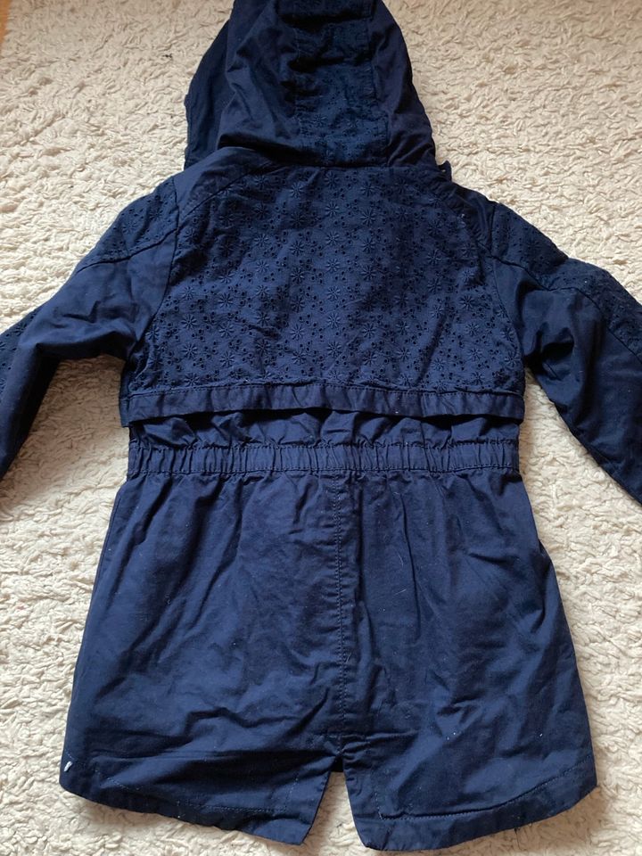 Neu! M. Etikett! Mädchen Parka Jacke Dunkelblau m. Spitze Gr. 122 in Bad Bederkesa