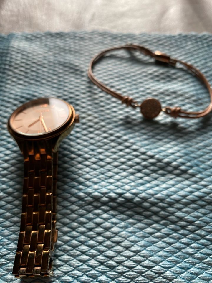 Fossil Damenarmbanduhr mit dazu passenden Armband in Dillenburg