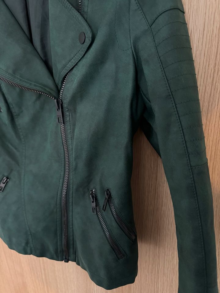 Grüne Kunstleder Jacke von Only in Größe 38 in Filderstadt