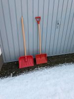 Schneeschaufel für Kinder Schneeschippe rot Holzgriff Saarland - Saarwellingen Vorschau