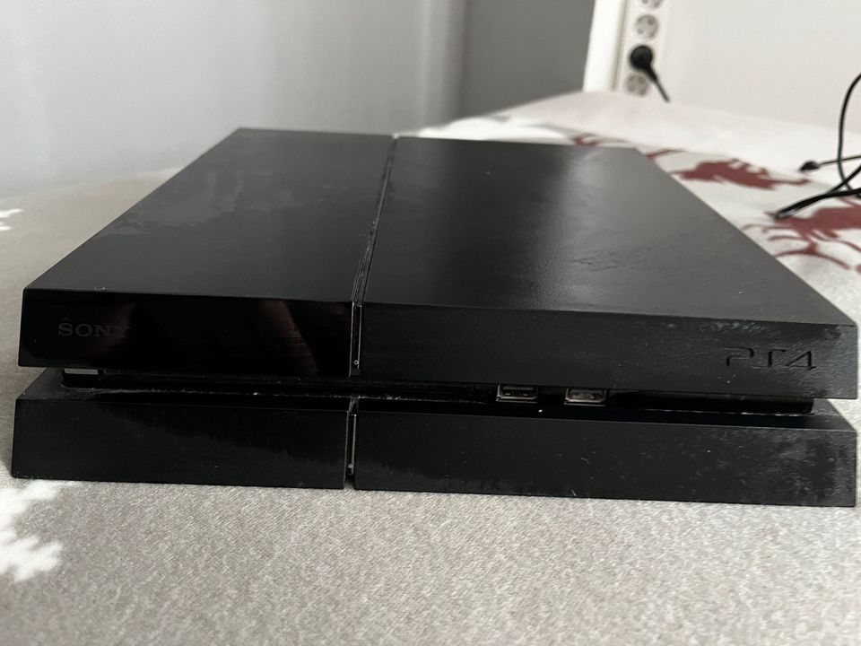 PlayStation 4 Konsole mit Controler in München