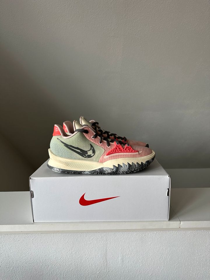 Nike Kyrie 4 low Basketballschuh Gr. 43 in Illertissen