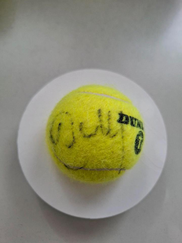 Autogramm von Marat Safin auf Tennisball / ATP Halle 2006 in Hannover