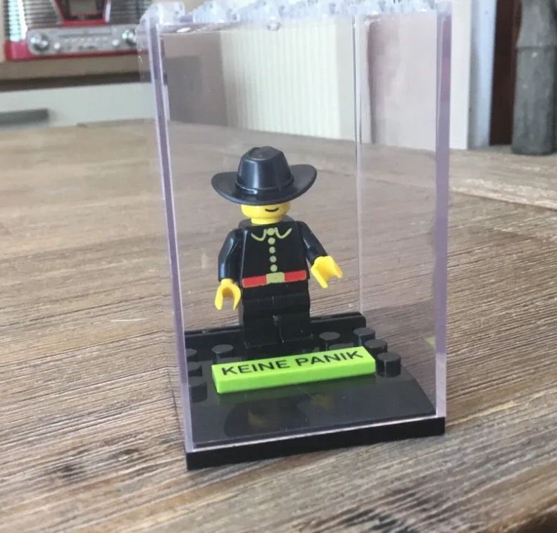 Udo Lindenberg Legofigur mit Keine Panik Stein in Bad Reichenhall