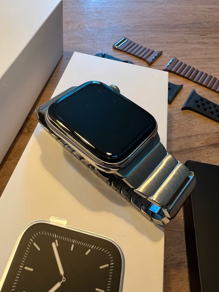 Apple Watch Series 5 Edelstahl 44mm, GPS+Cellular, Armbänder in Reinbek