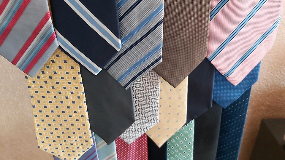 22 Krawatten verschiedene Farben nur im Set in Eltmann