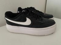 Sneaker Turnschuhe Nike Gr 1 - TOP neuwertig Bayern - Dingolfing Vorschau