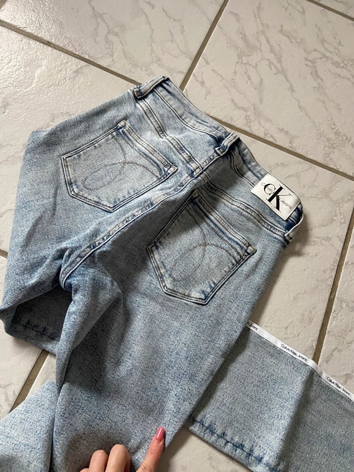 neuwertige Jeans von Calvin Klein Gr. 30/32 in hellblau in Barntrup