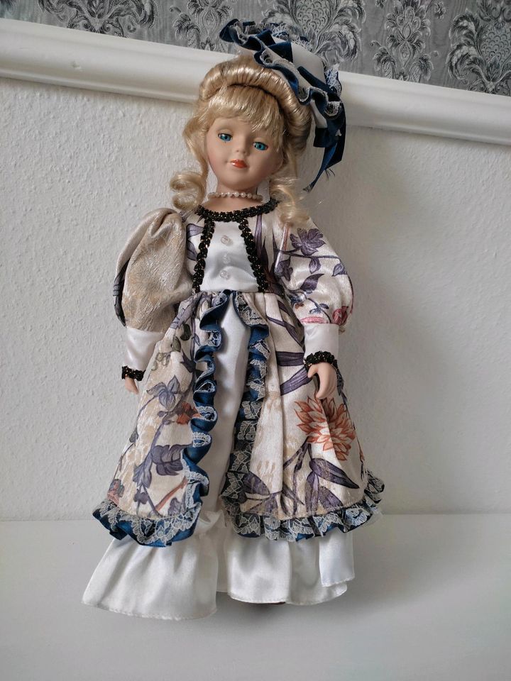 Alte Sammelpuppe, Puppe, Porzellan Figur in Tamm