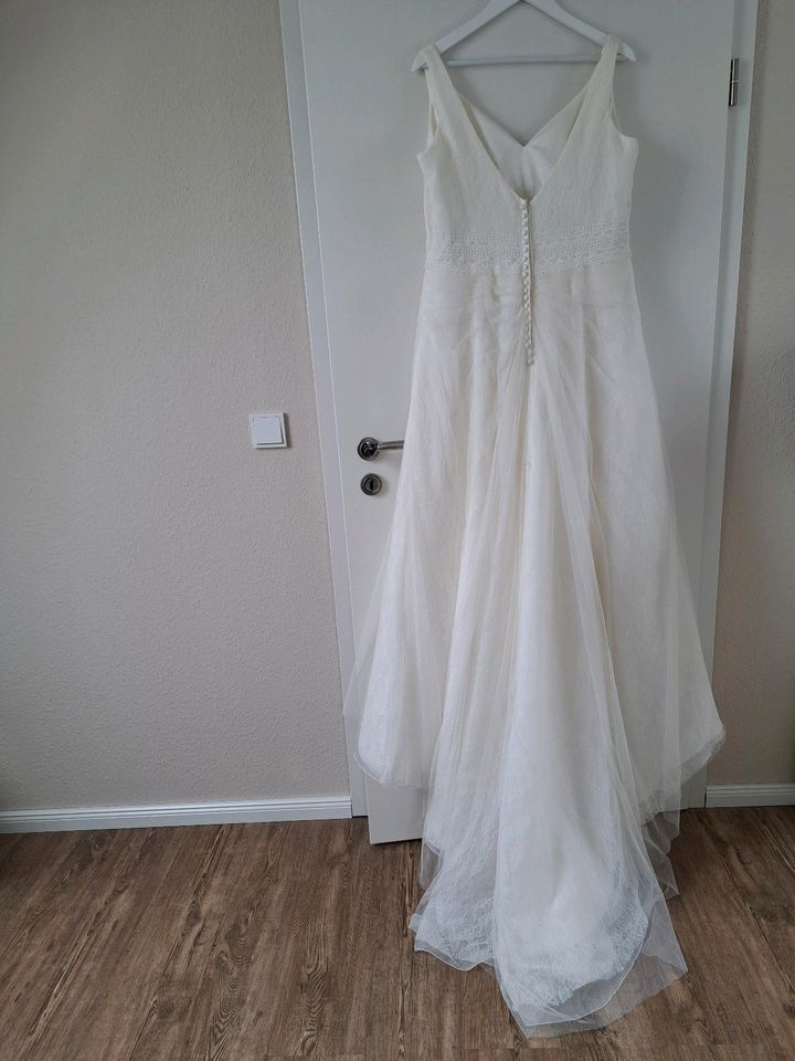 Brautkleid mit Schleppe von Marylise Champagner Gr. 44 + Schleier in Midlum