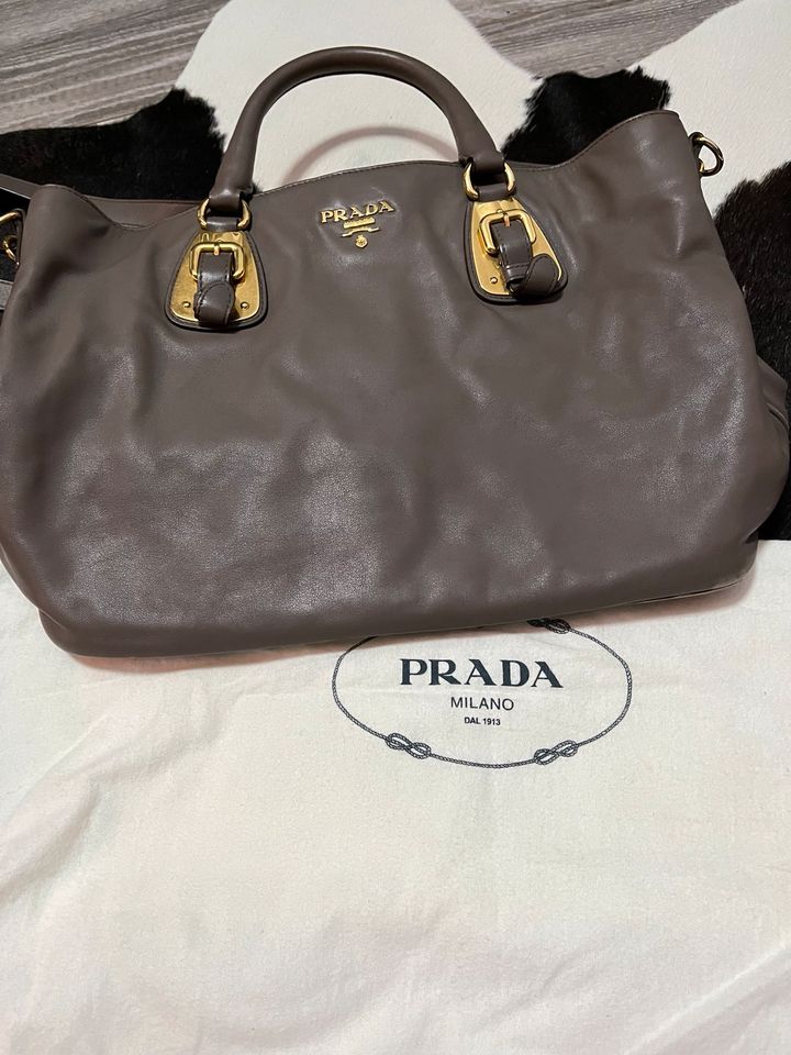 Prada Taschh mit Portmonee in Mönchengladbach