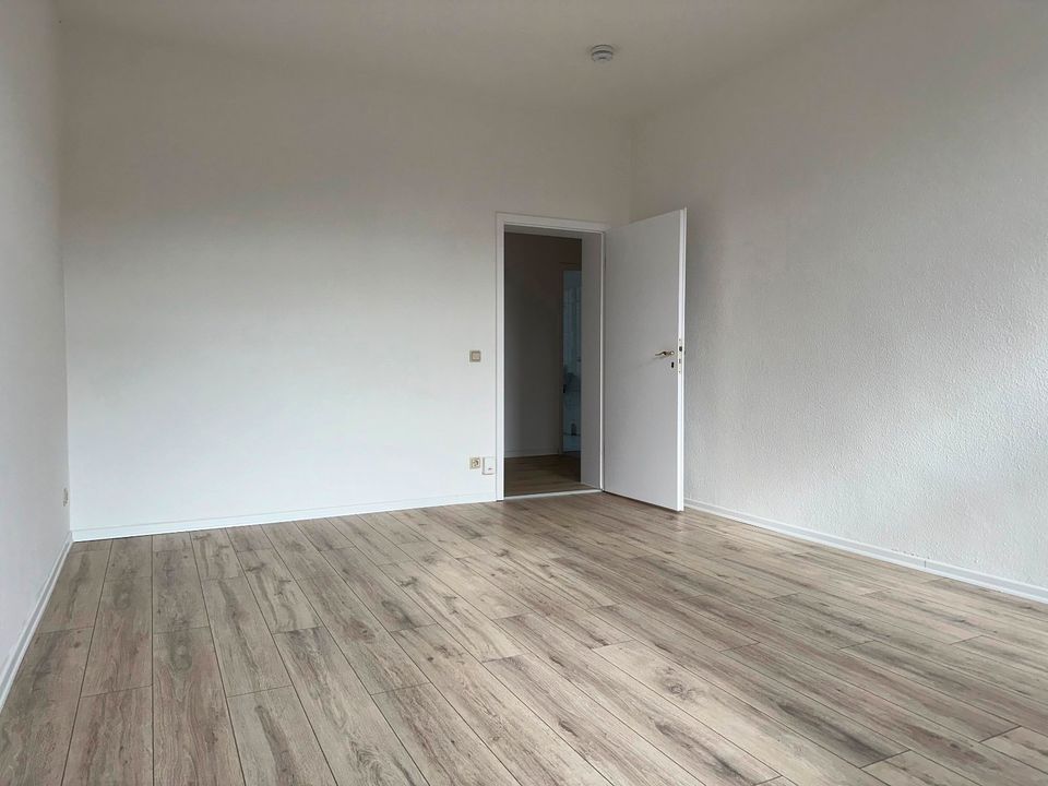 *** Neu renovierte 3-Raum-Wohnung mit großem Tageslichtbad mit Wanne und Dusche in Altchemnitz, Nähe Stadtpark! *** in Chemnitz