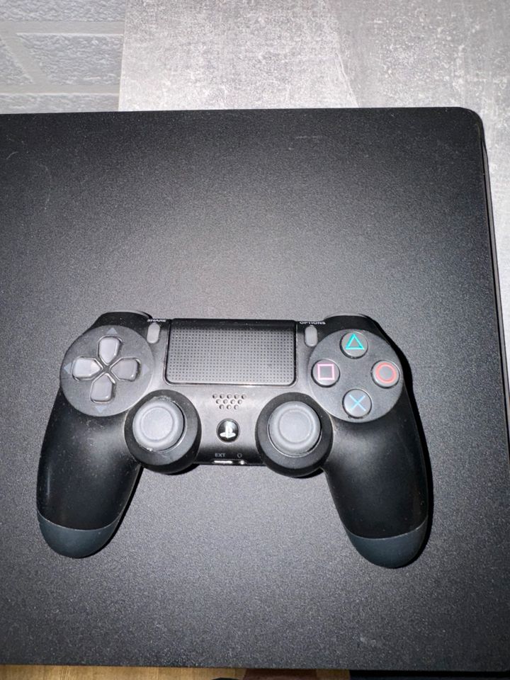 PlayStation 4 Slim + controller 500gb in Saarwellingen