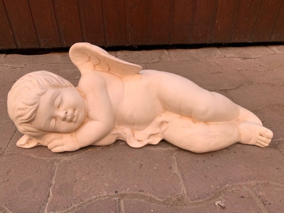 Skulptur liegender Engel in Delmenhorst