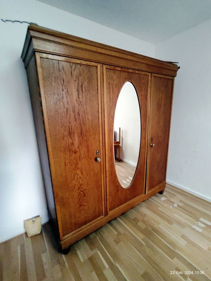 3-türigen Schlafzimmerschrank mit Spiegel aus Uromas-Zeiten in Leverkusen