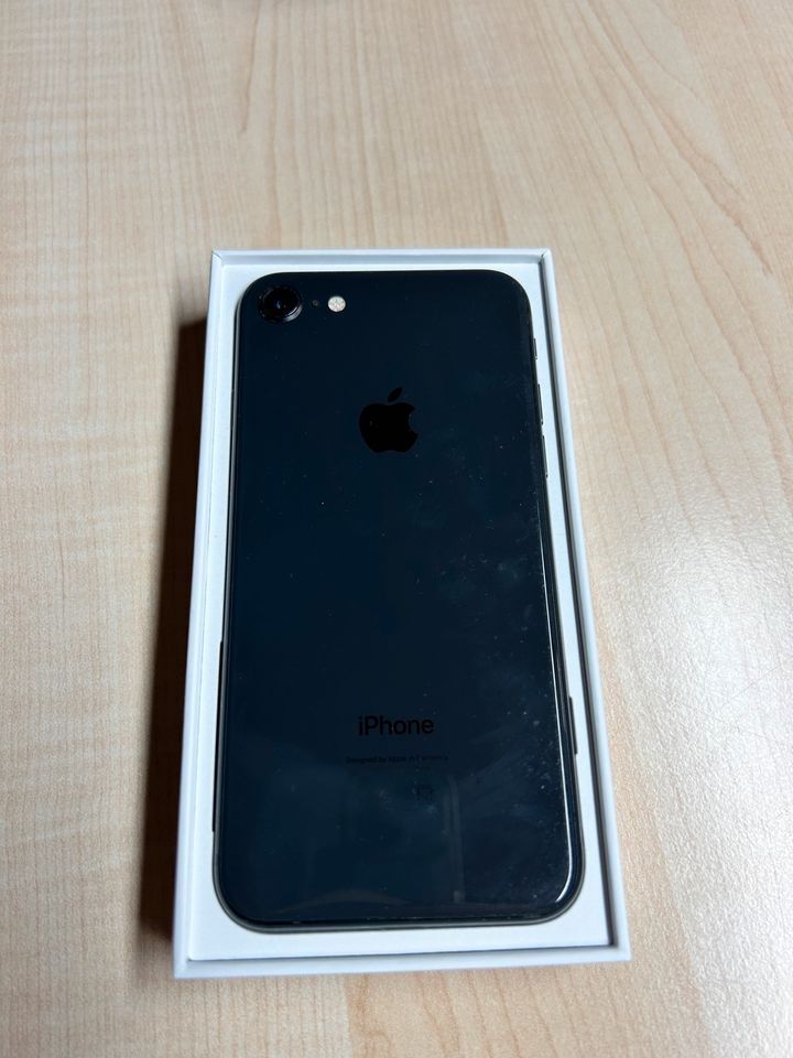 iPhone 8 - 64 GB - schwarz - zusätzlich neuer Akku in Windischeschenbach
