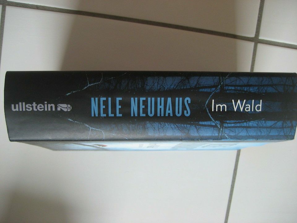 Kriminalroman: Im Wald von Nele Neuhaus / gebundene Ausgabe in Lemwerder