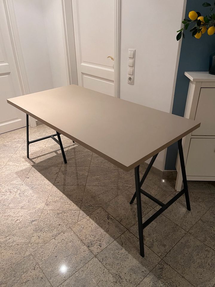 beiger ikea Schreibtisch (Platte mit Beinen) in Berlin